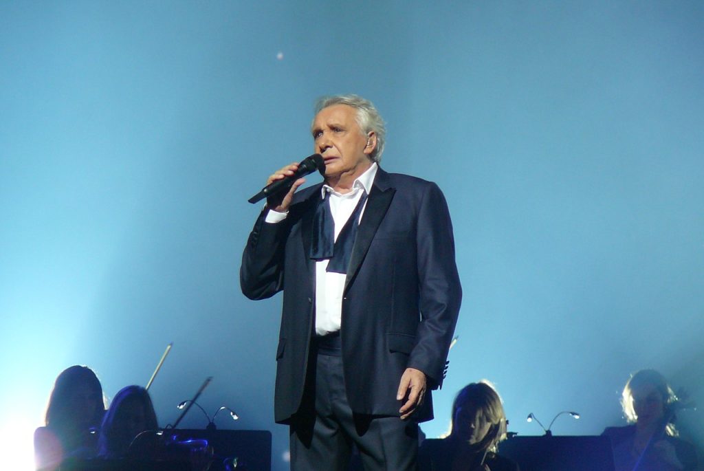 1280px-Michel_Sardou_a_la_Seine_musicale_en_2017-1024x685 Michel Sardou, le chanteur qui a marqué la France avec ses chansons engagées et controversées