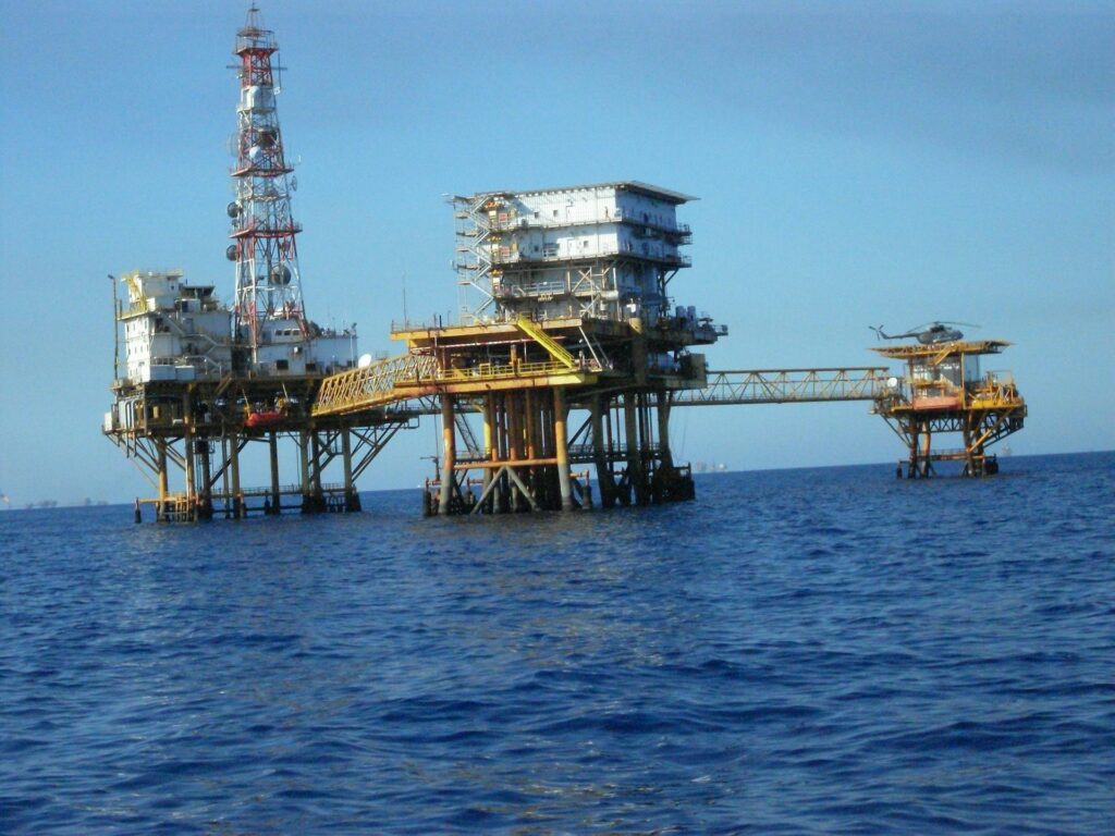 petrole-3-1024x768 Quand l'or noir devient trop cher : le coût du pétrole, meilleur allié du plastique recyclé ?